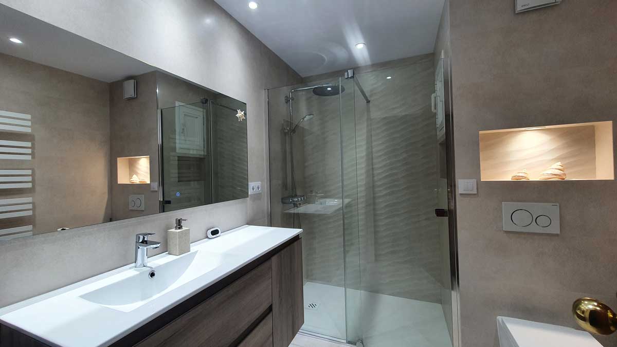Reforma de baño moderno con ducha en el barrio de Gràcia en Barcelona