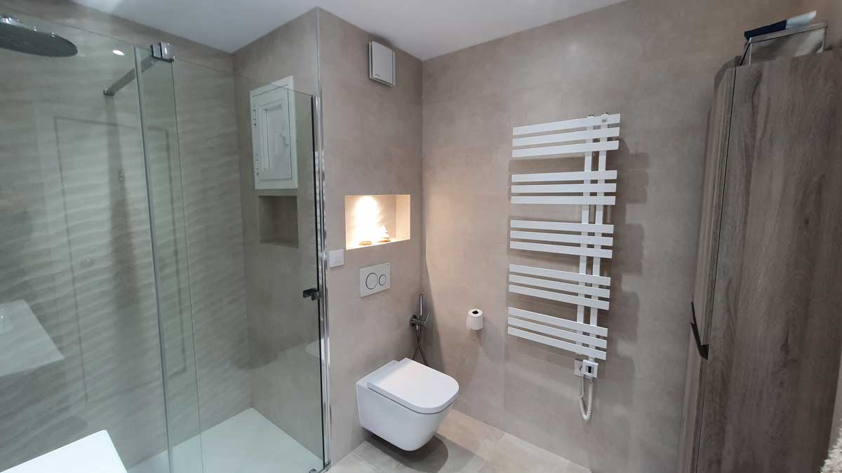 Reforma de baño moderno con ducha en el barrio de Gràcia en Barcelona