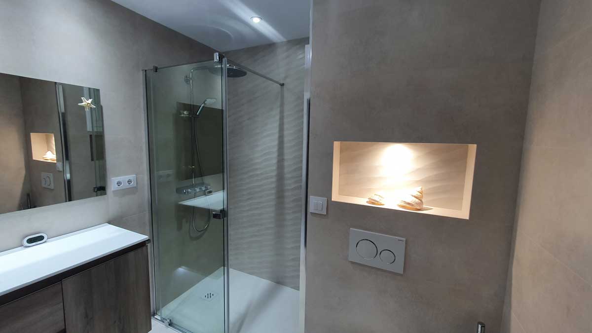 Reforma de baño moderno con ducha en el barrio de Gràcia en Barcelona