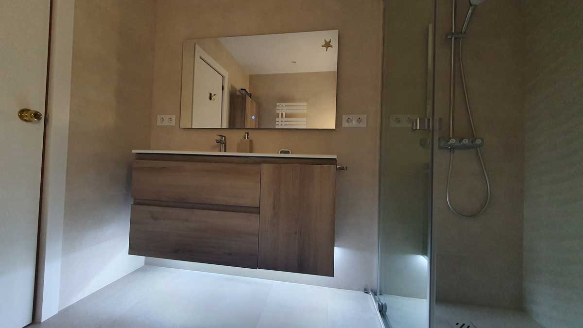 Reforma de baño moderno con ducha en el barrio de Gràcia en Barcelona