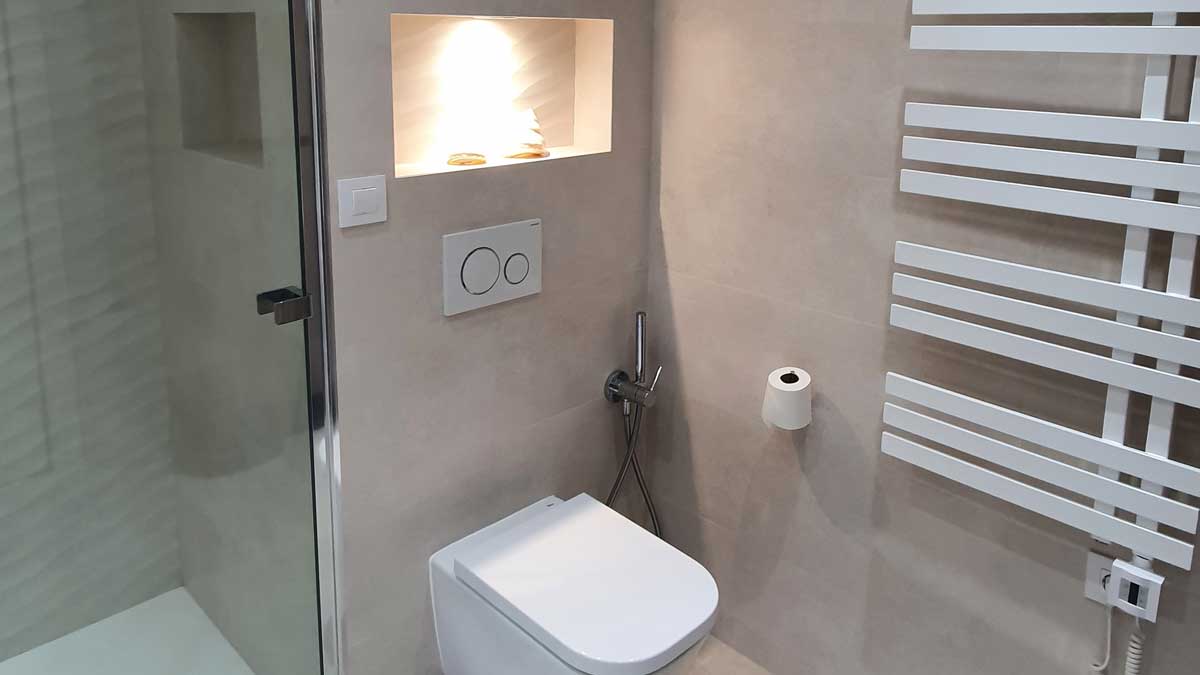 Reforma de baño moderno con ducha en el barrio de Gràcia en Barcelona