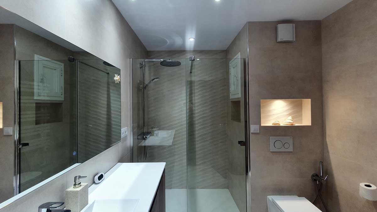 Reforma de baño moderno con ducha en el barrio de Gràcia en Barcelona