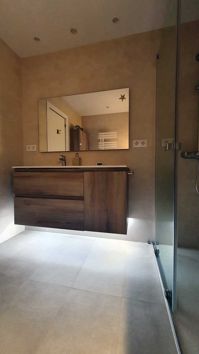 Reforma de baño moderno con ducha en el barrio de Gràcia en Barcelona