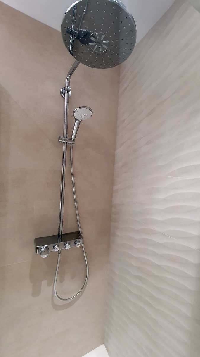 Reforma de baño moderno con ducha en el barrio de Gràcia en Barcelona