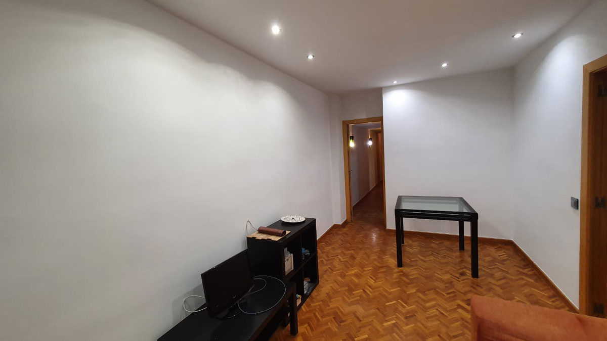 Pintar una vivienda todo blanco en la calle Padilla en Barcelona