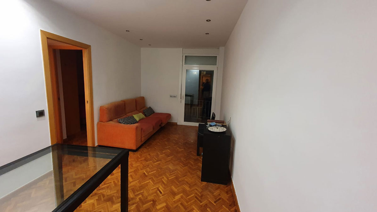 Pintar una vivienda todo blanco en la calle Padilla en Barcelona