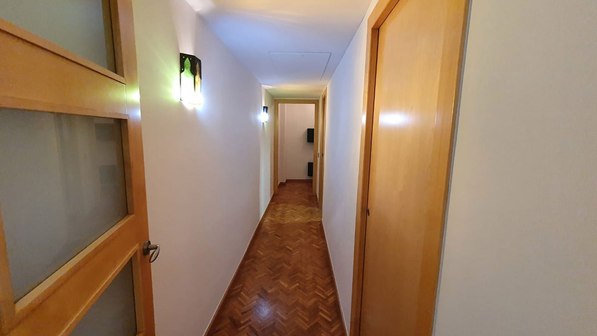 Pintar una vivienda todo blanco en la calle Padilla en Barcelona