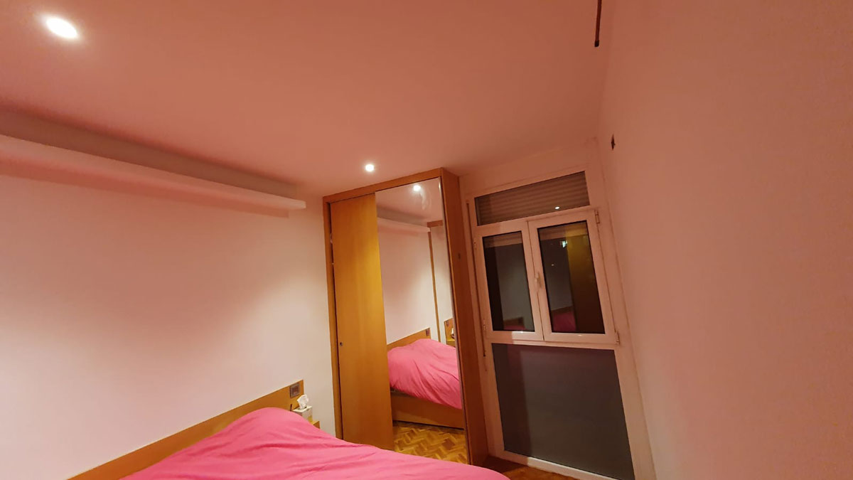 Pintar una vivienda todo blanco en la calle Padilla en Barcelona