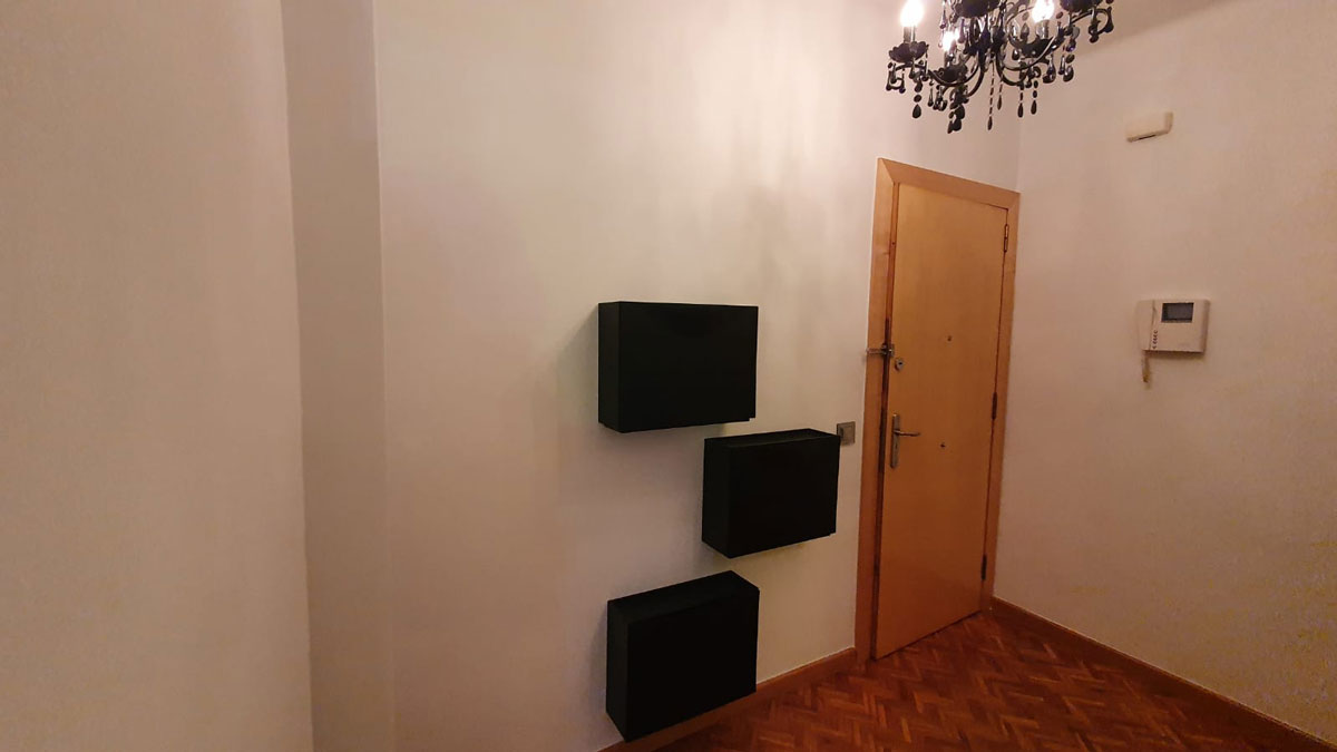 Pintar una vivienda todo blanco en la calle Padilla en Barcelona
