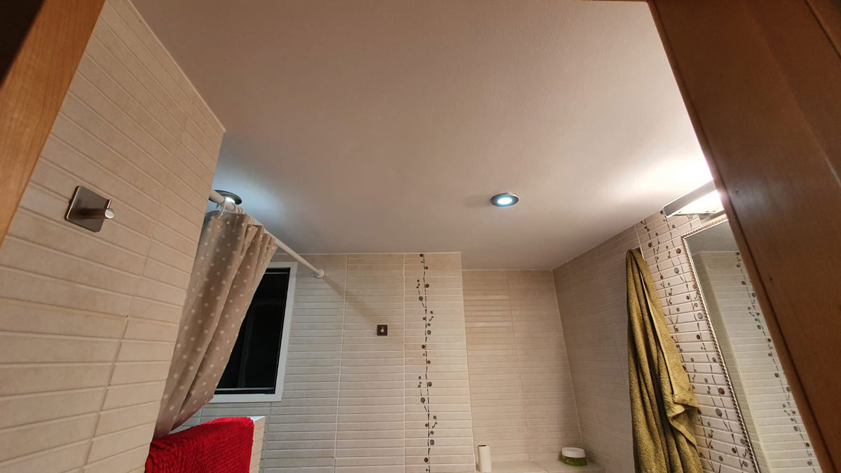 Pintar una vivienda todo blanco en la calle Padilla en Barcelona