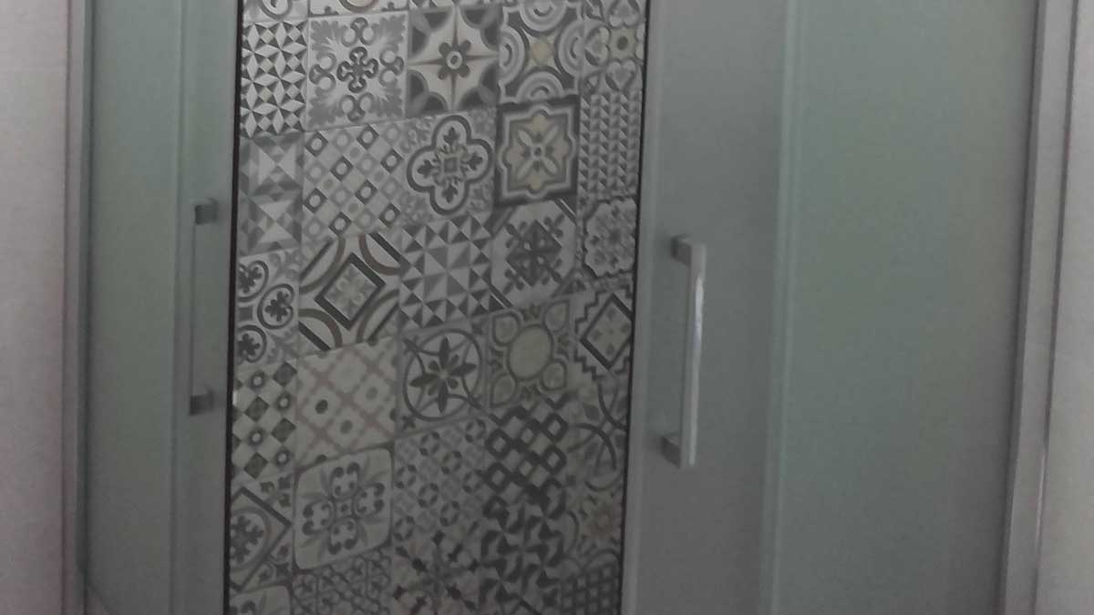 Reforma de baño con ducha y mampara esquinera en el Barrio de Sants en Barcelona