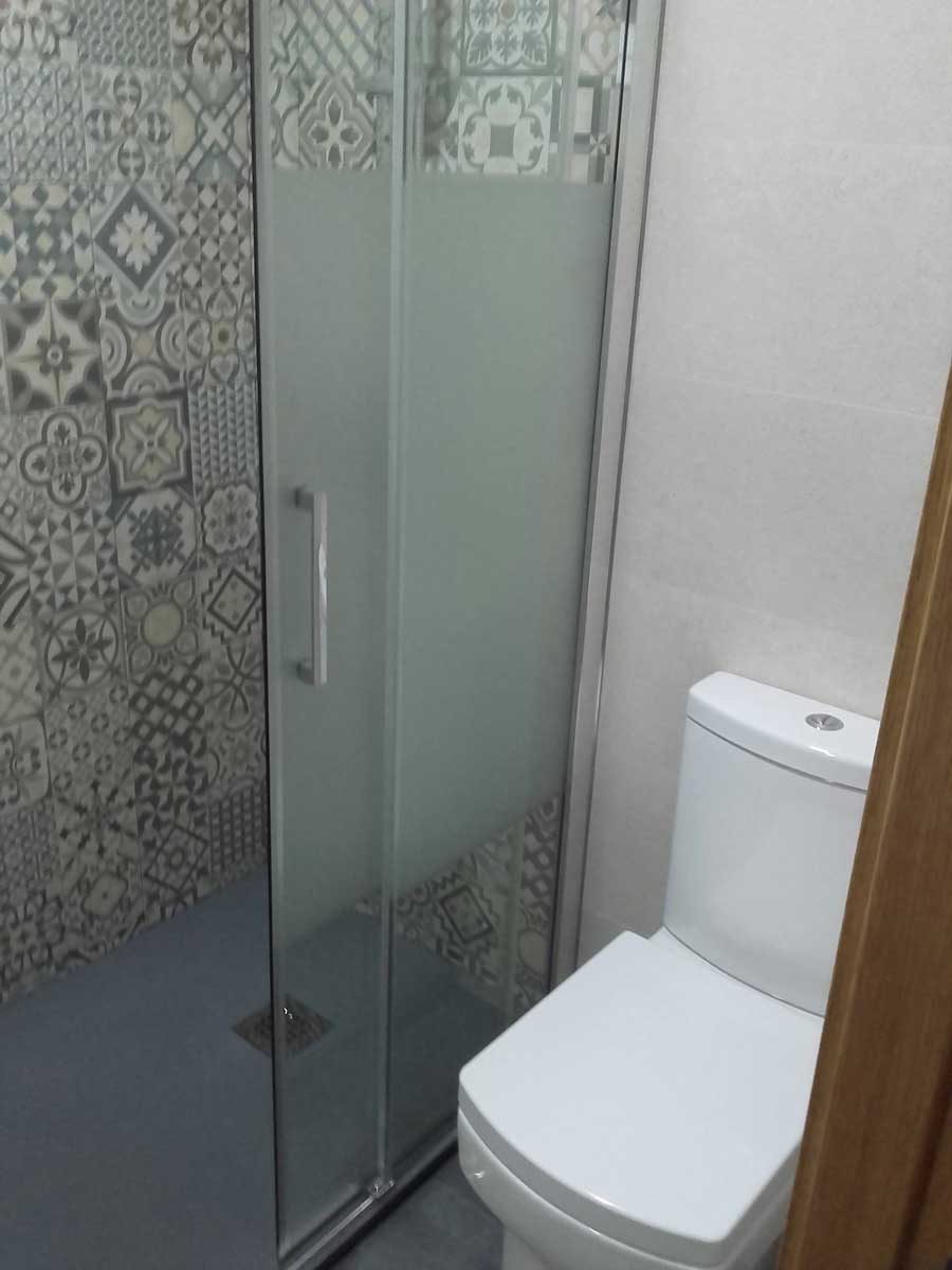 Reforma de baño con ducha y mampara esquinera en el Barrio de Sants en Barcelona