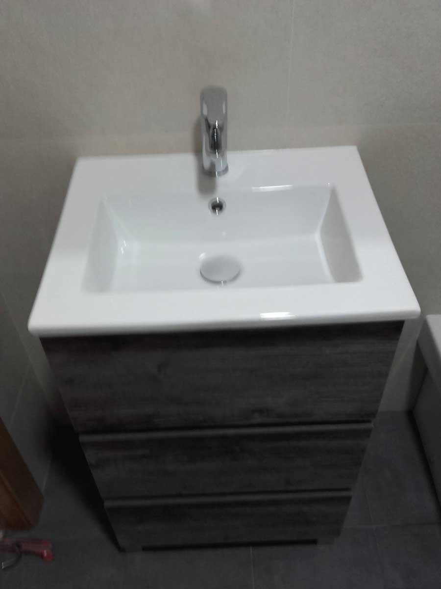 Reforma de baño con ducha y mampara esquinera en el Barrio de Sants en Barcelona