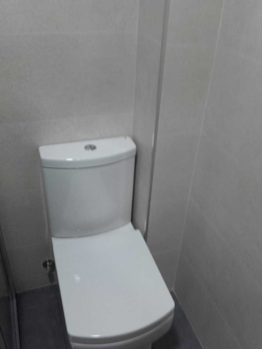 Reforma de baño con ducha y mampara esquinera en el Barrio de Sants en Barcelona