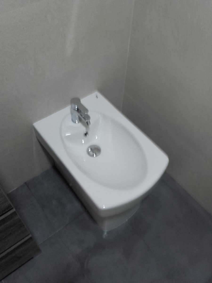 Reforma de baño con ducha y mampara esquinera en el Barrio de Sants en Barcelona