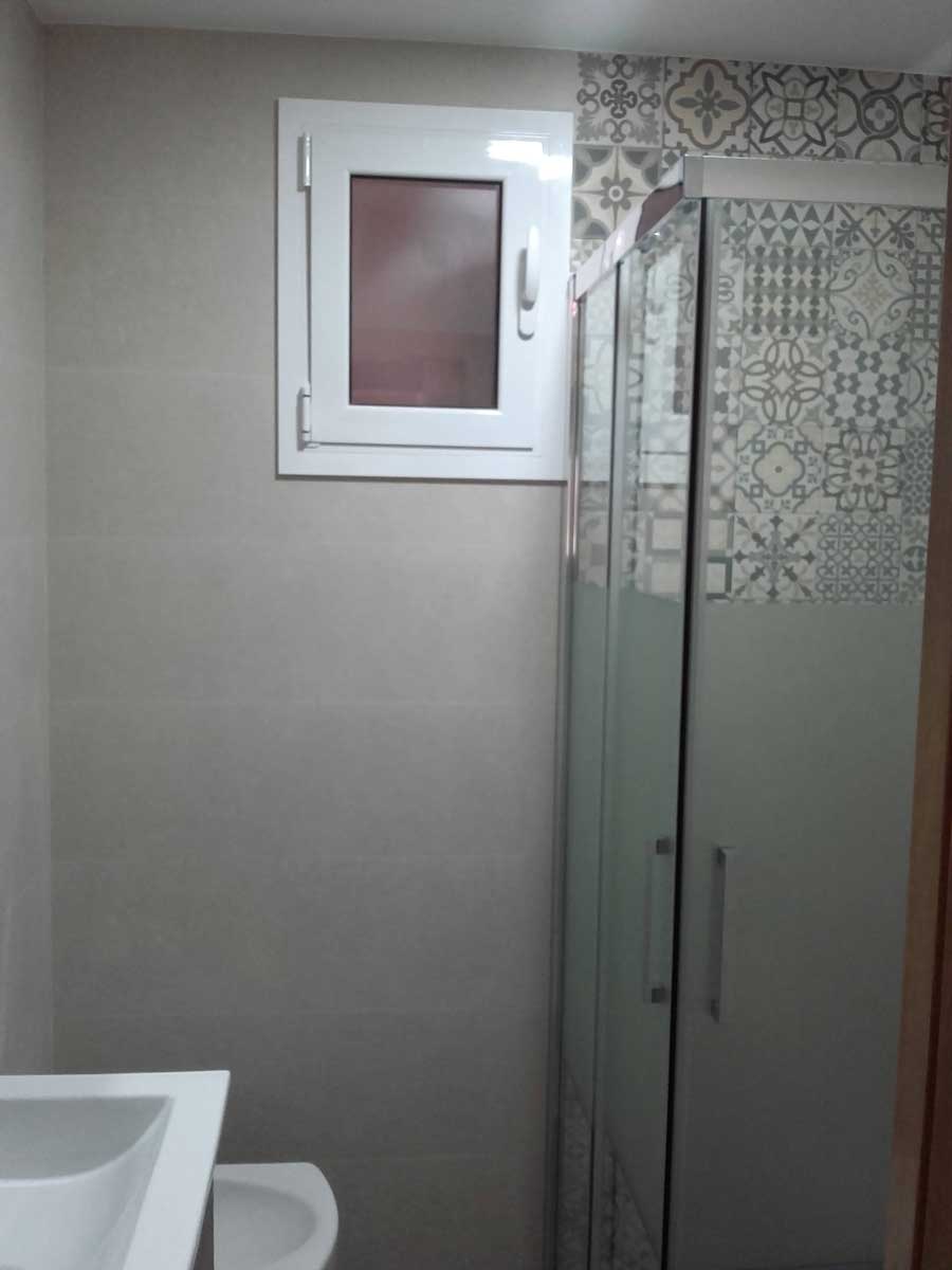 Reforma de baño con ducha y mampara esquinera en el Barrio de Sants en Barcelona