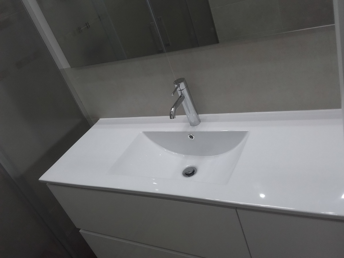 Reforma de baño pequeño pero moderno en Badalona