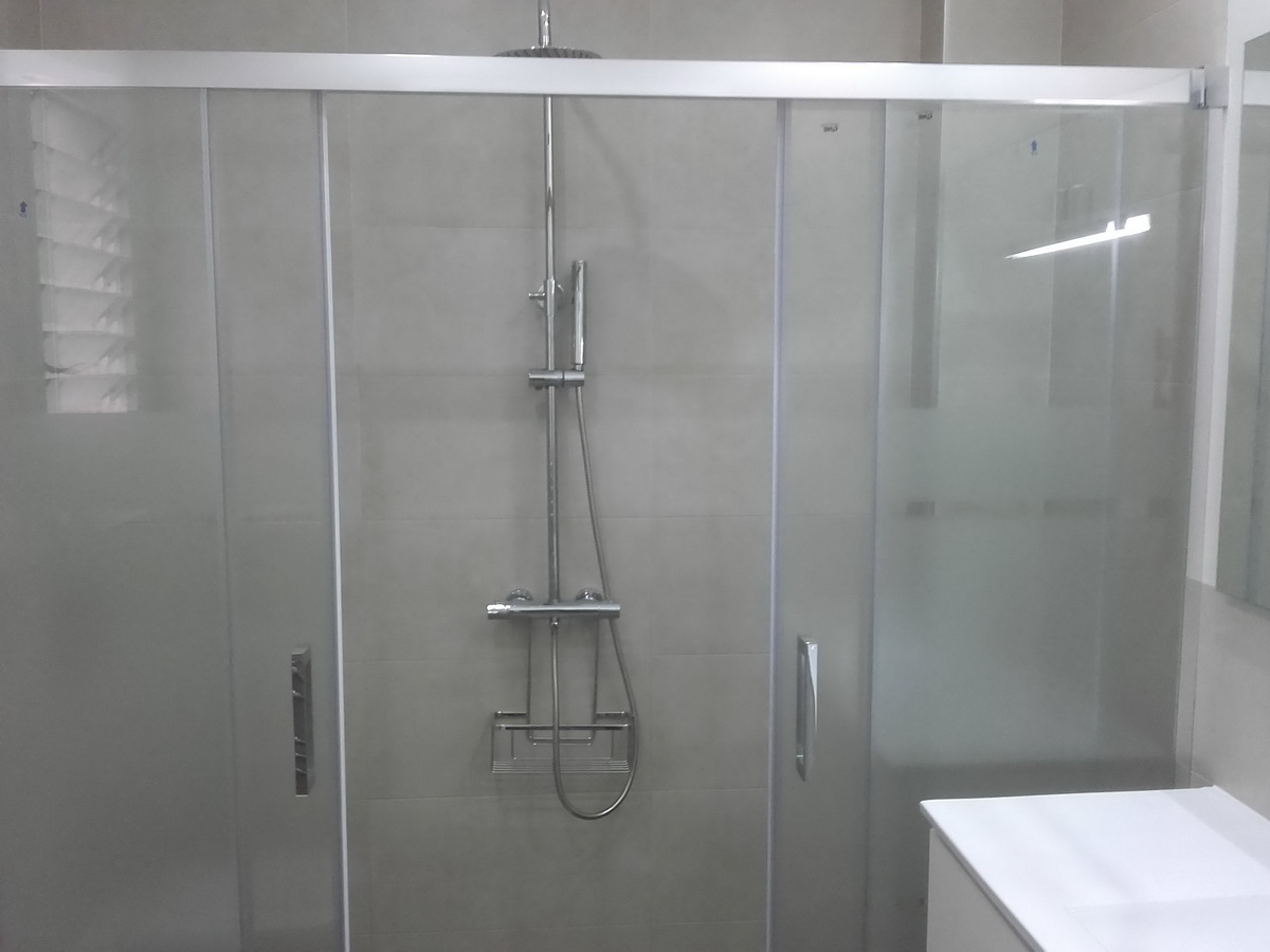 Reforma de baño pequeño pero moderno en Badalona