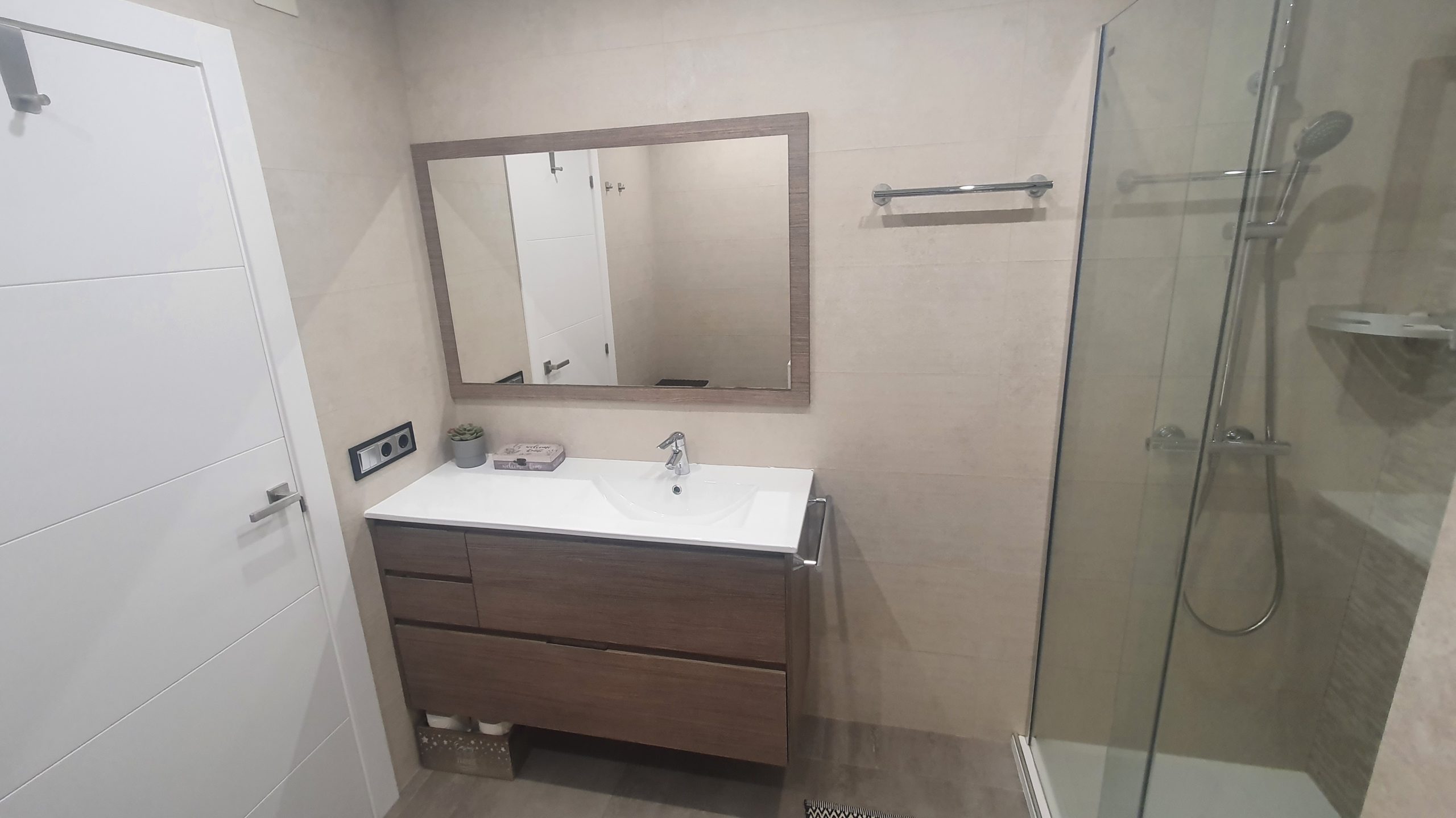 Reforma integral de piso moderno en el barrio de El Carmel